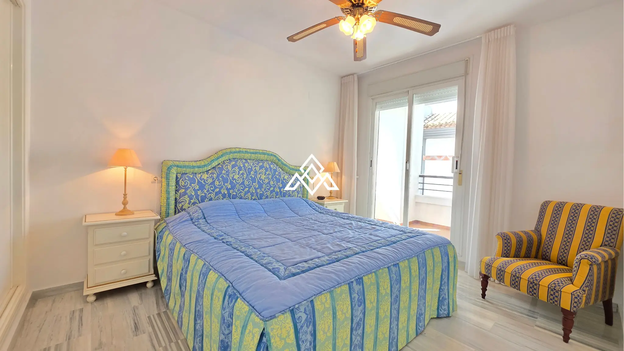 Los Arqueros penthouse with private solarium and panoramic views in Benahavís