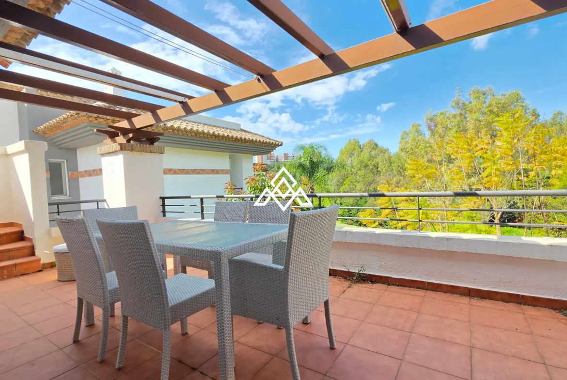 Los Arqueros penthouse with private solarium and panoramic views in Benahavís