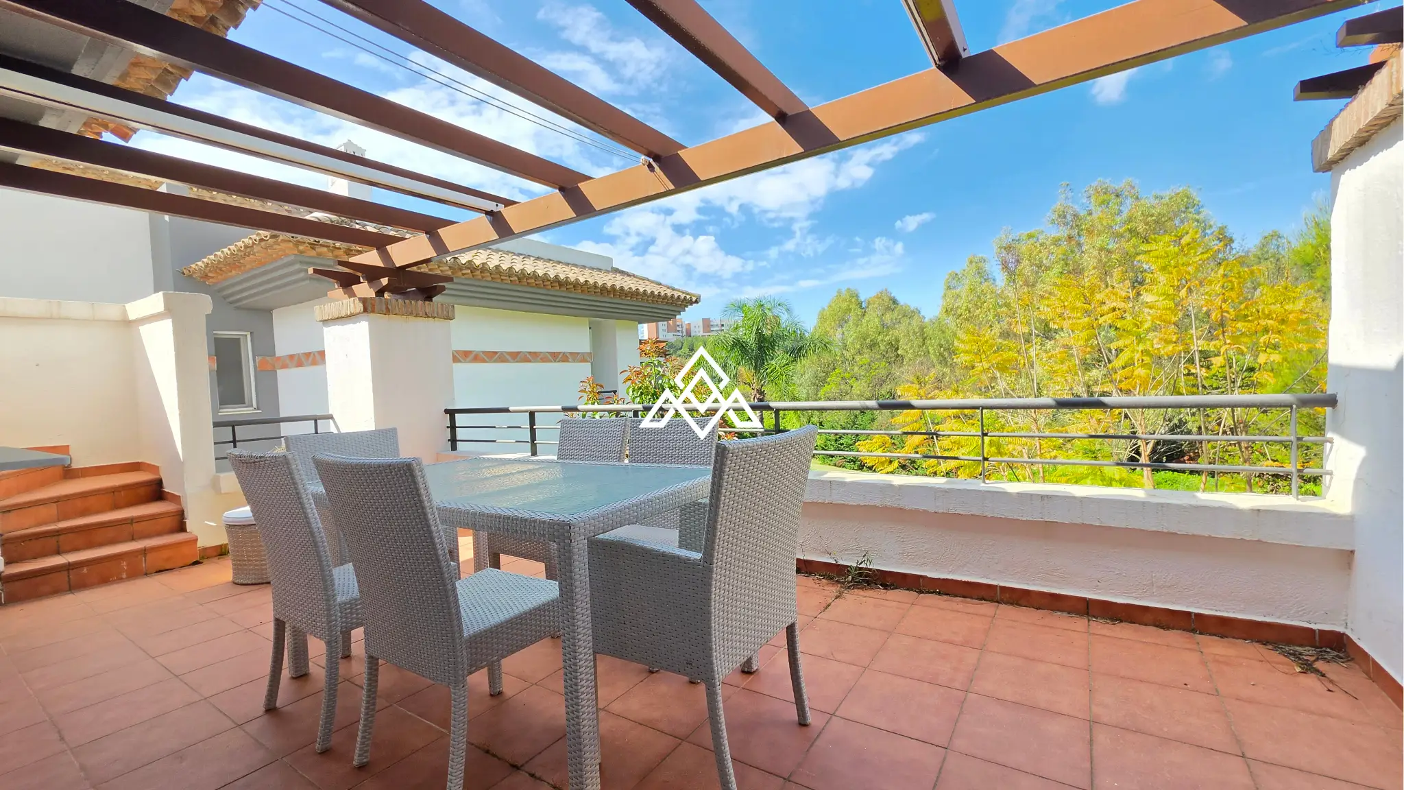 Los Arqueros penthouse with private solarium and panoramic views in Benahavís