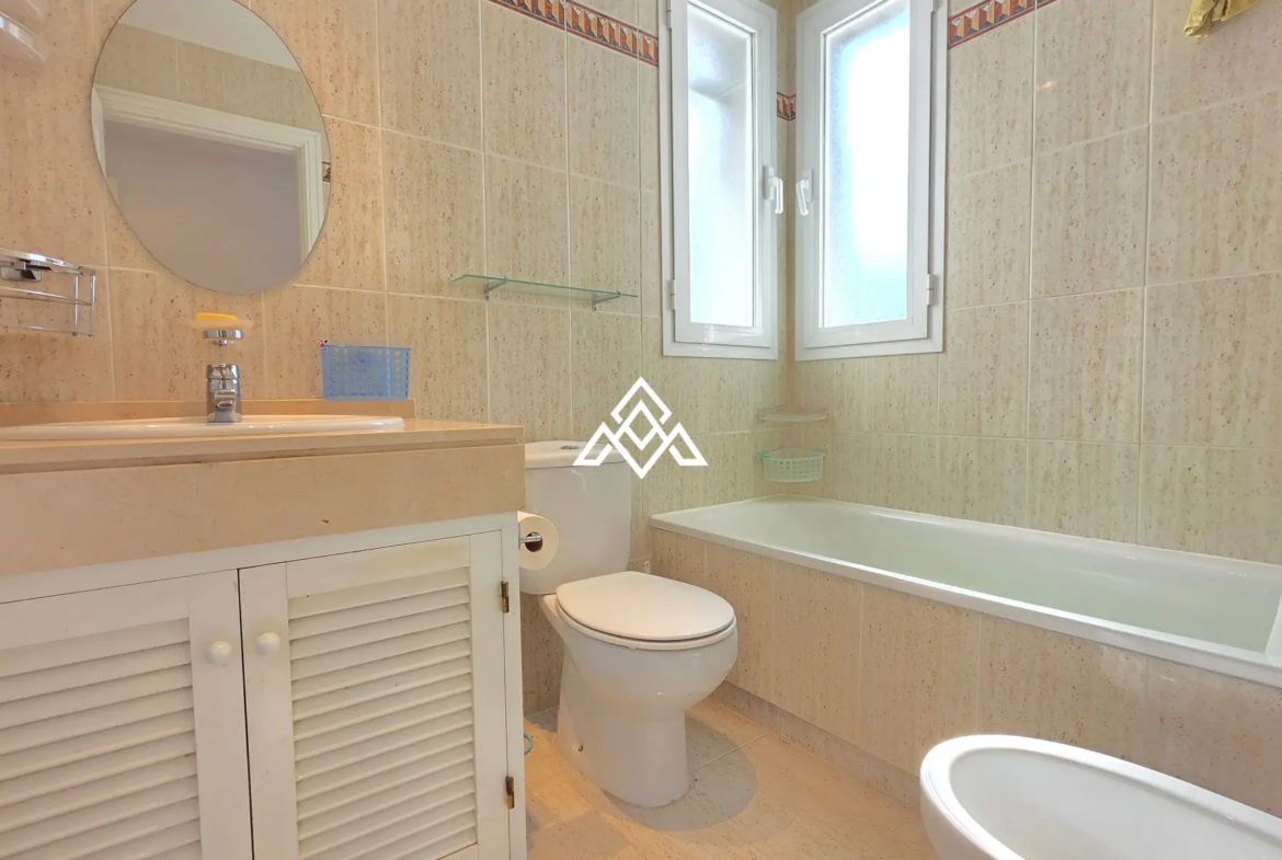 Los Arqueros penthouse with private solarium and panoramic views in Benahavís
