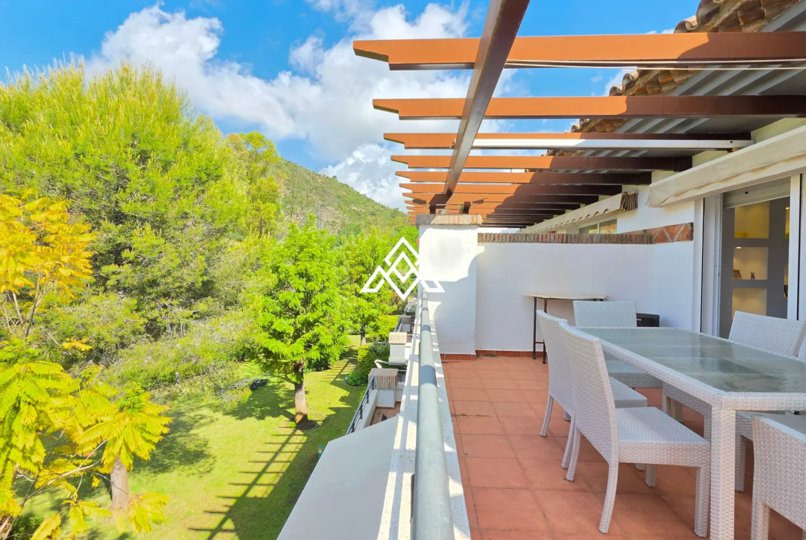 Los Arqueros penthouse with private solarium and panoramic views in Benahavís