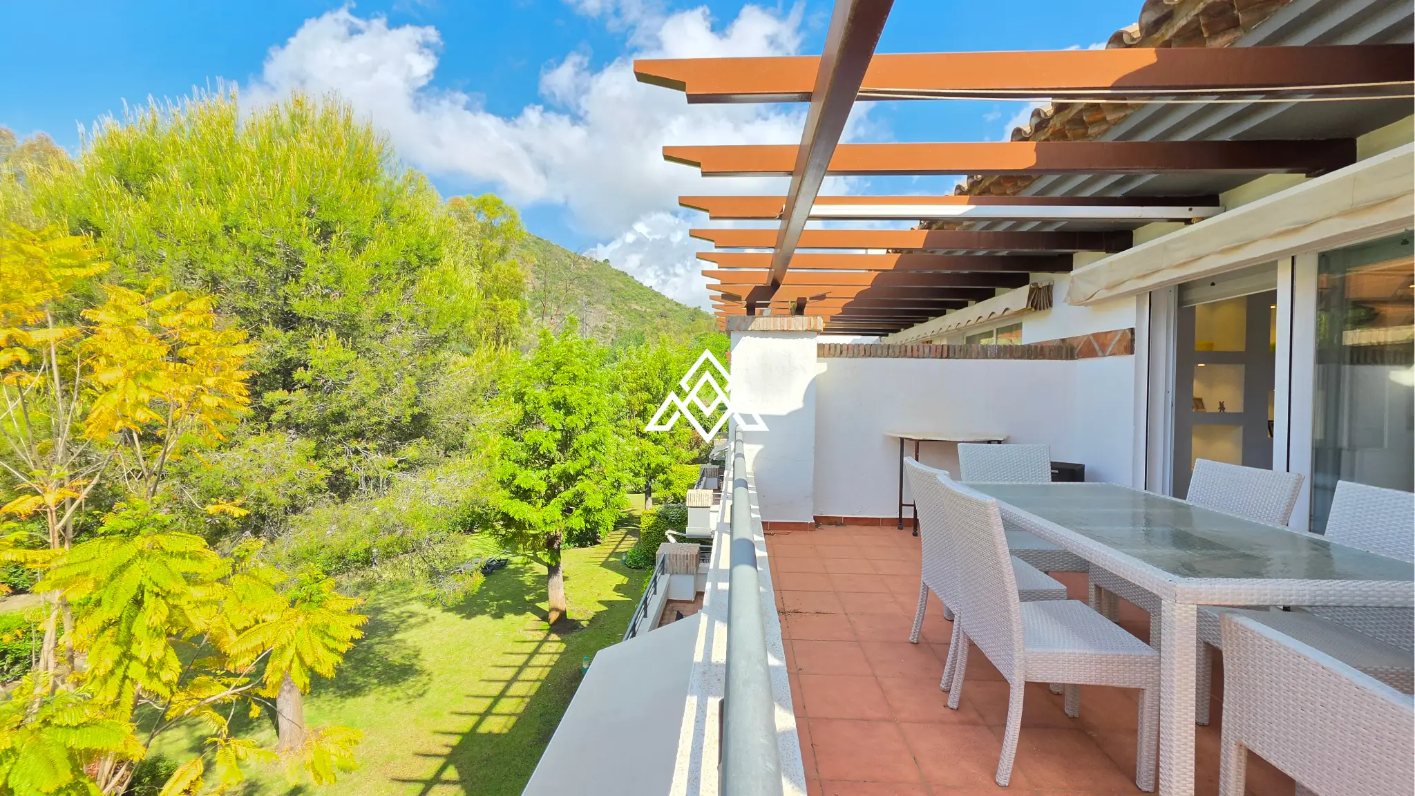 Los Arqueros penthouse with private solarium and panoramic views in Benahavís