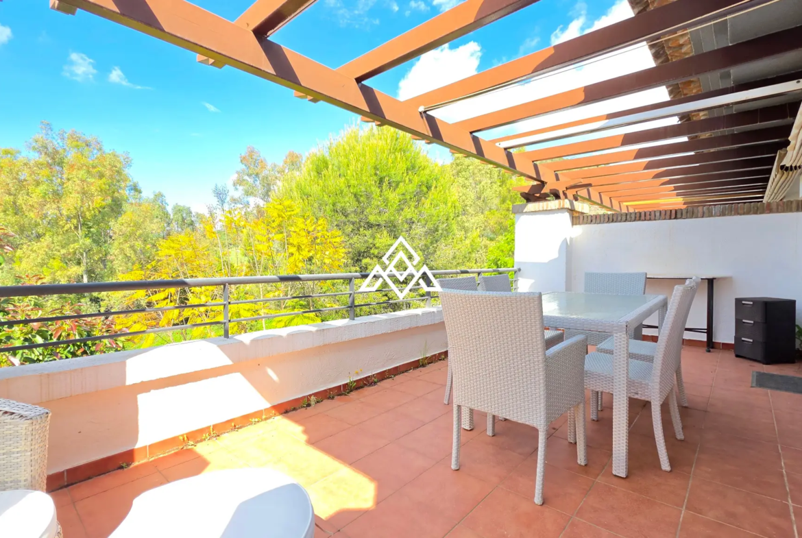 Los Arqueros penthouse with private solarium and panoramic views in Benahavís