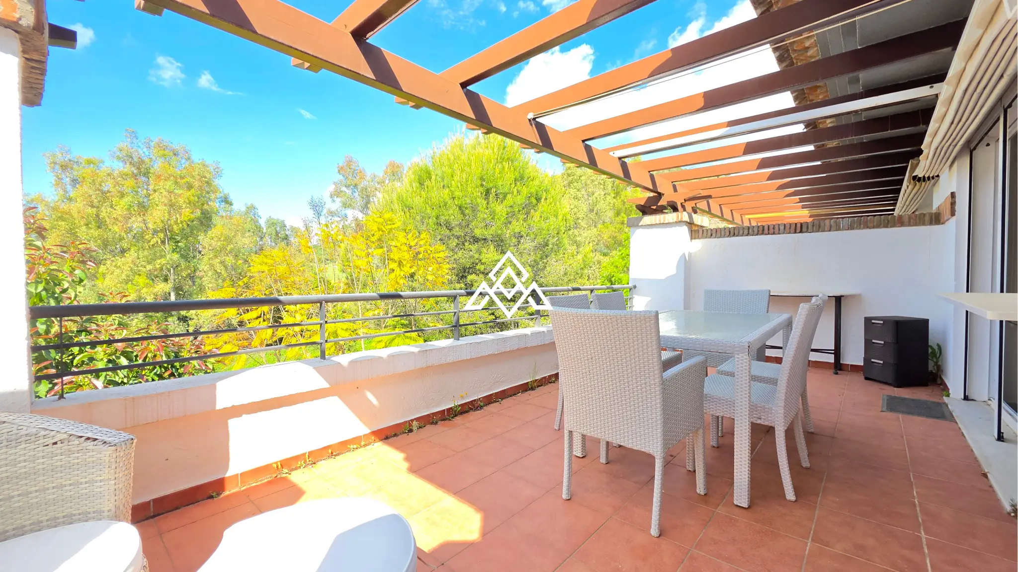Los Arqueros penthouse with private solarium and panoramic views in Benahavís
