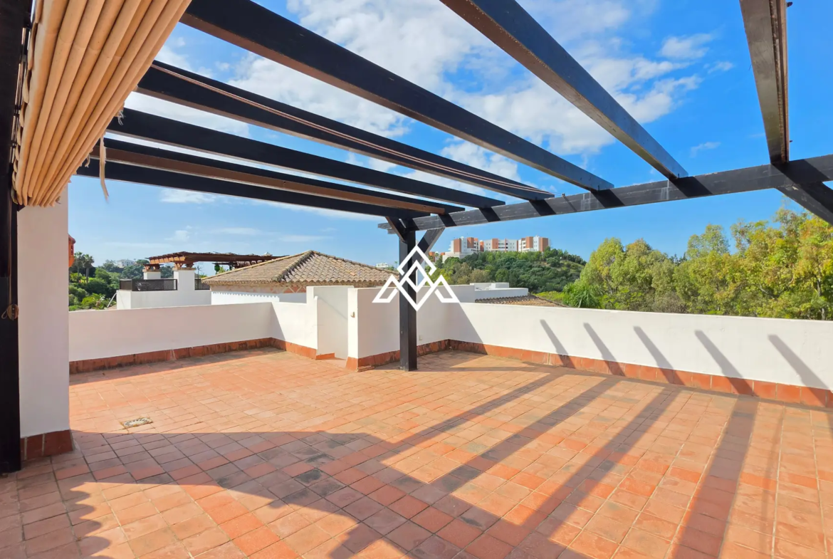 Los Arqueros penthouse with private solarium and panoramic views in Benahavís