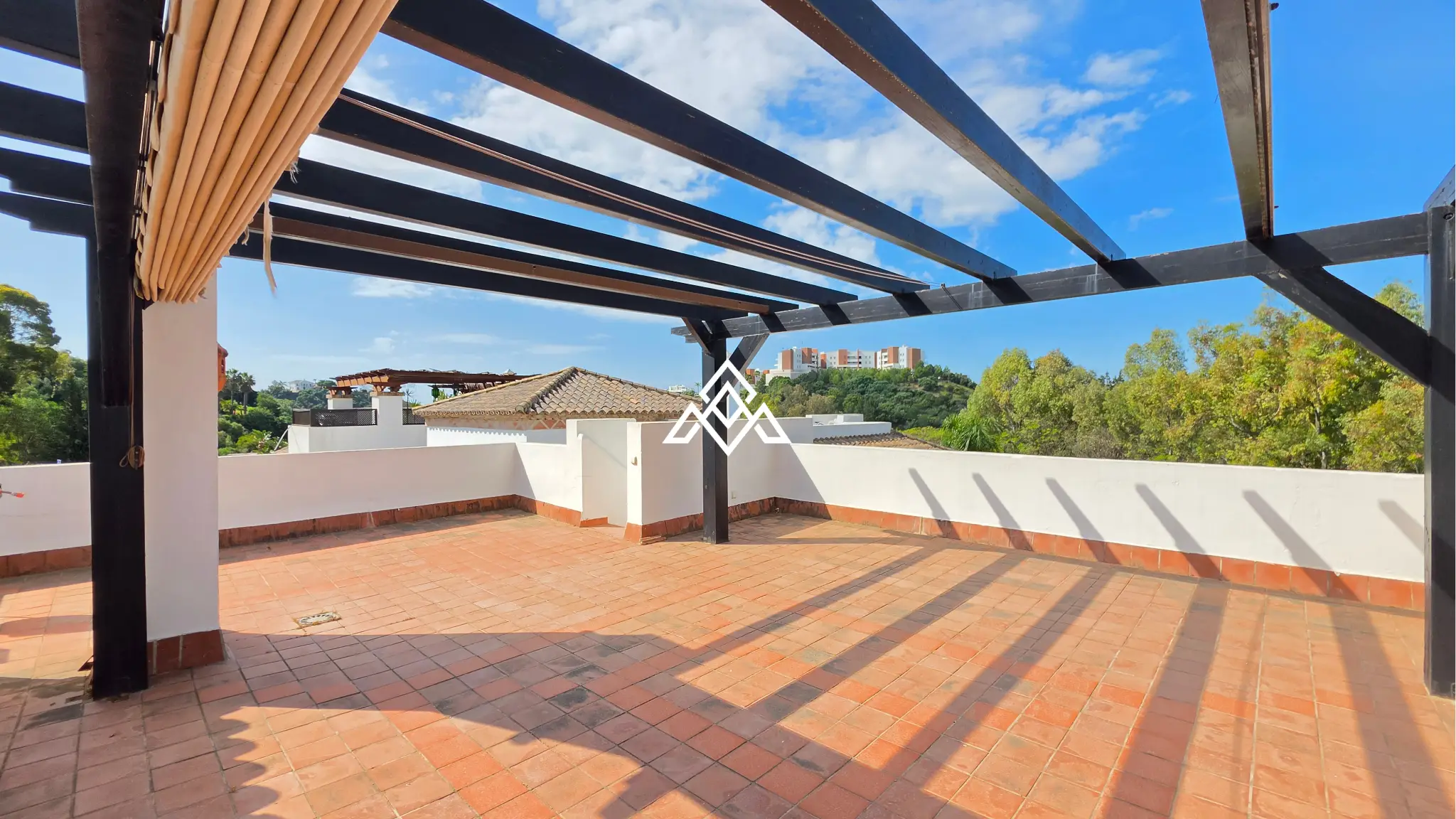 Los Arqueros penthouse with private solarium and panoramic views in Benahavís