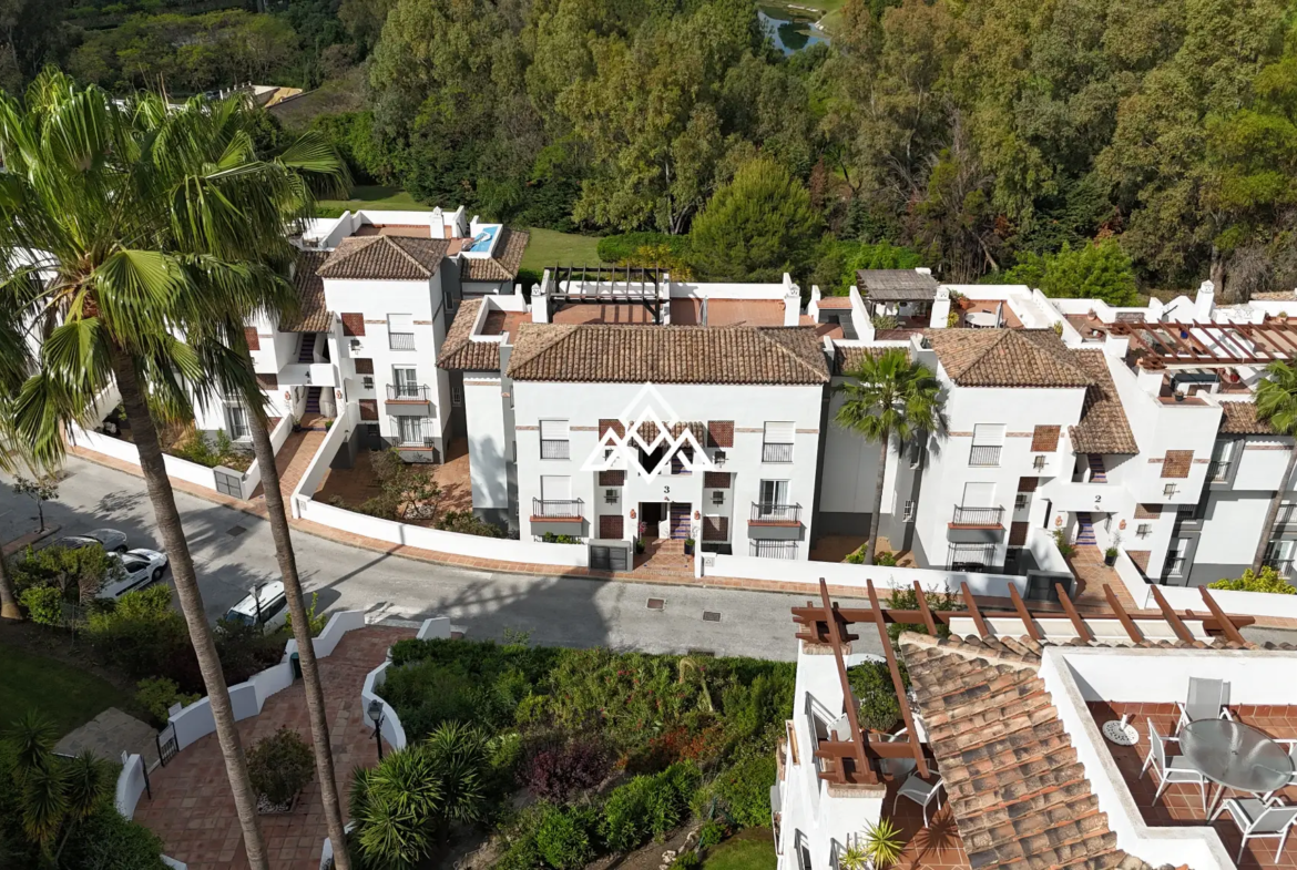 Los Arqueros penthouse with private solarium and panoramic views in Benahavís