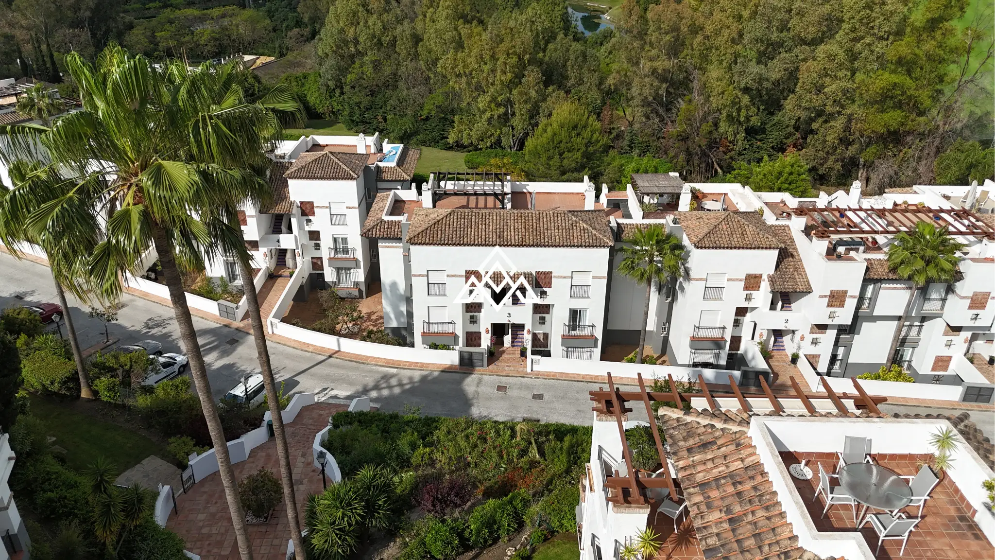 Los Arqueros penthouse with private solarium and panoramic views in Benahavís