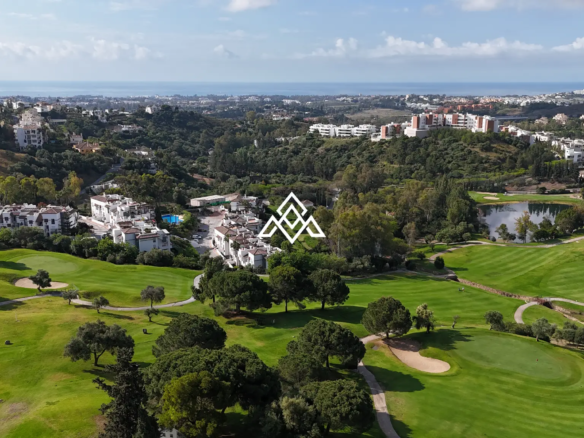 Los Arqueros penthouse with private solarium and panoramic views in Benahavís