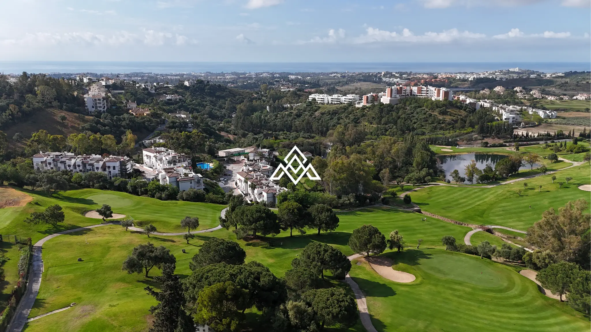 Los Arqueros penthouse with private solarium and panoramic views in Benahavís