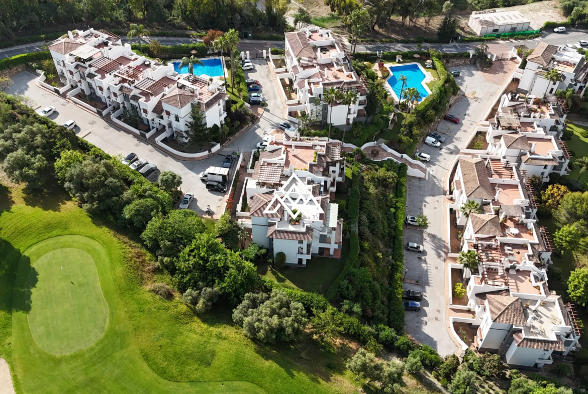 Los Arqueros penthouse with private solarium and panoramic views in Benahavís