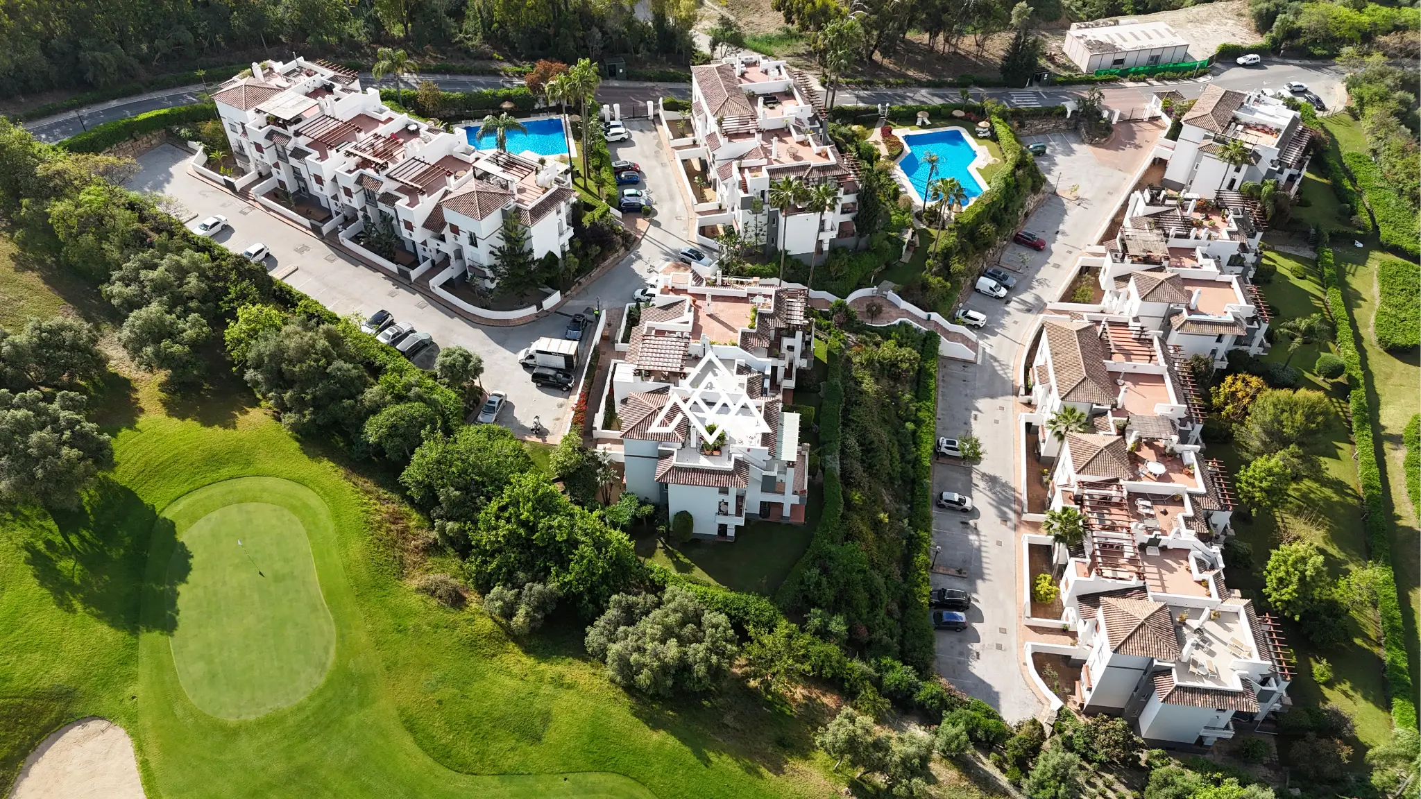 Los Arqueros penthouse with private solarium and panoramic views in Benahavís