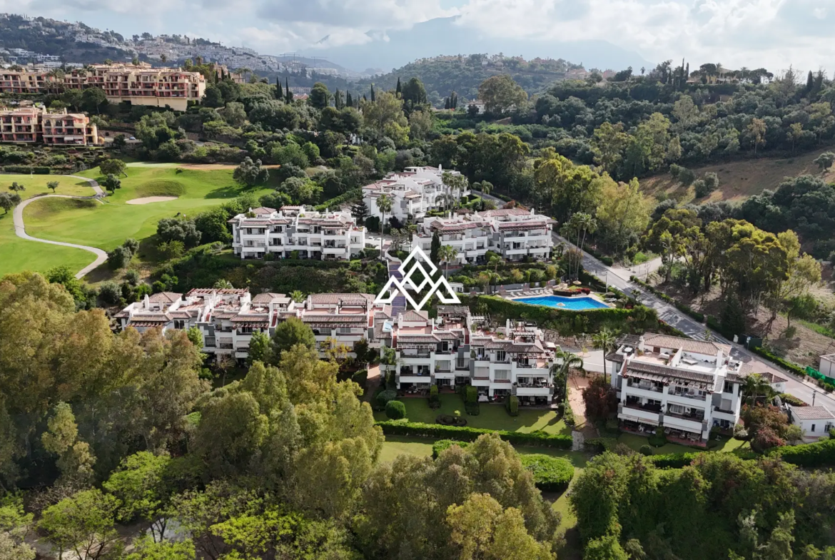 Los Arqueros penthouse with private solarium and panoramic views in Benahavís