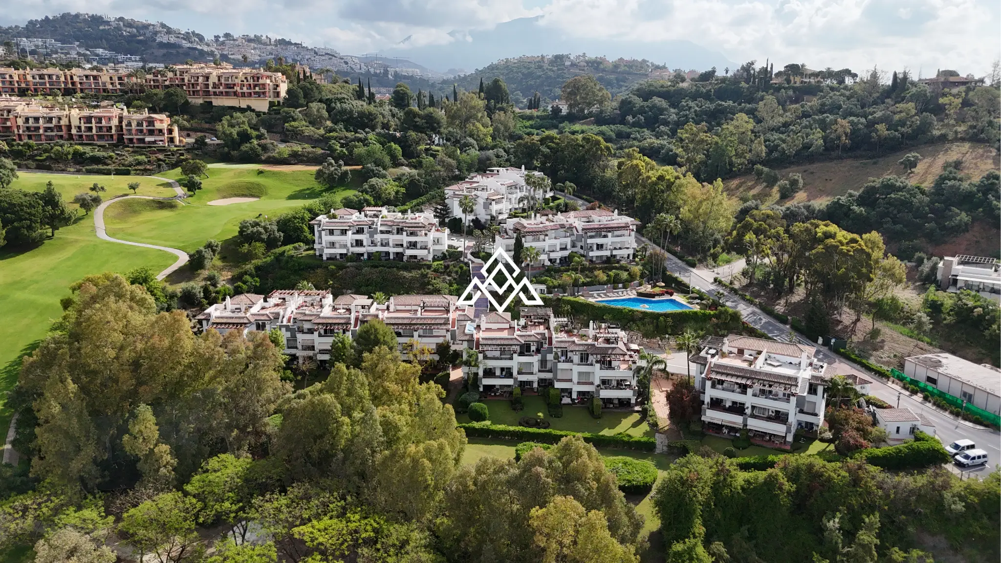Los Arqueros penthouse with private solarium and panoramic views in Benahavís