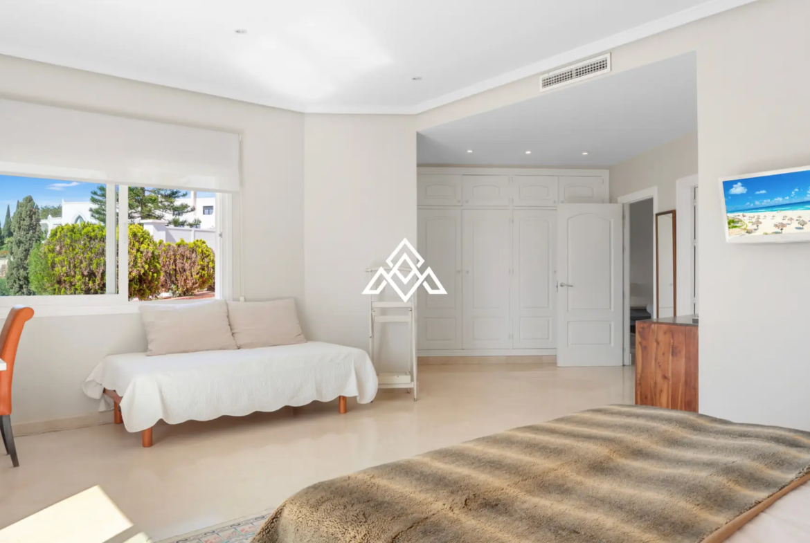 Paraiso Alto villa with sea views and Andalusian design in Benahavís