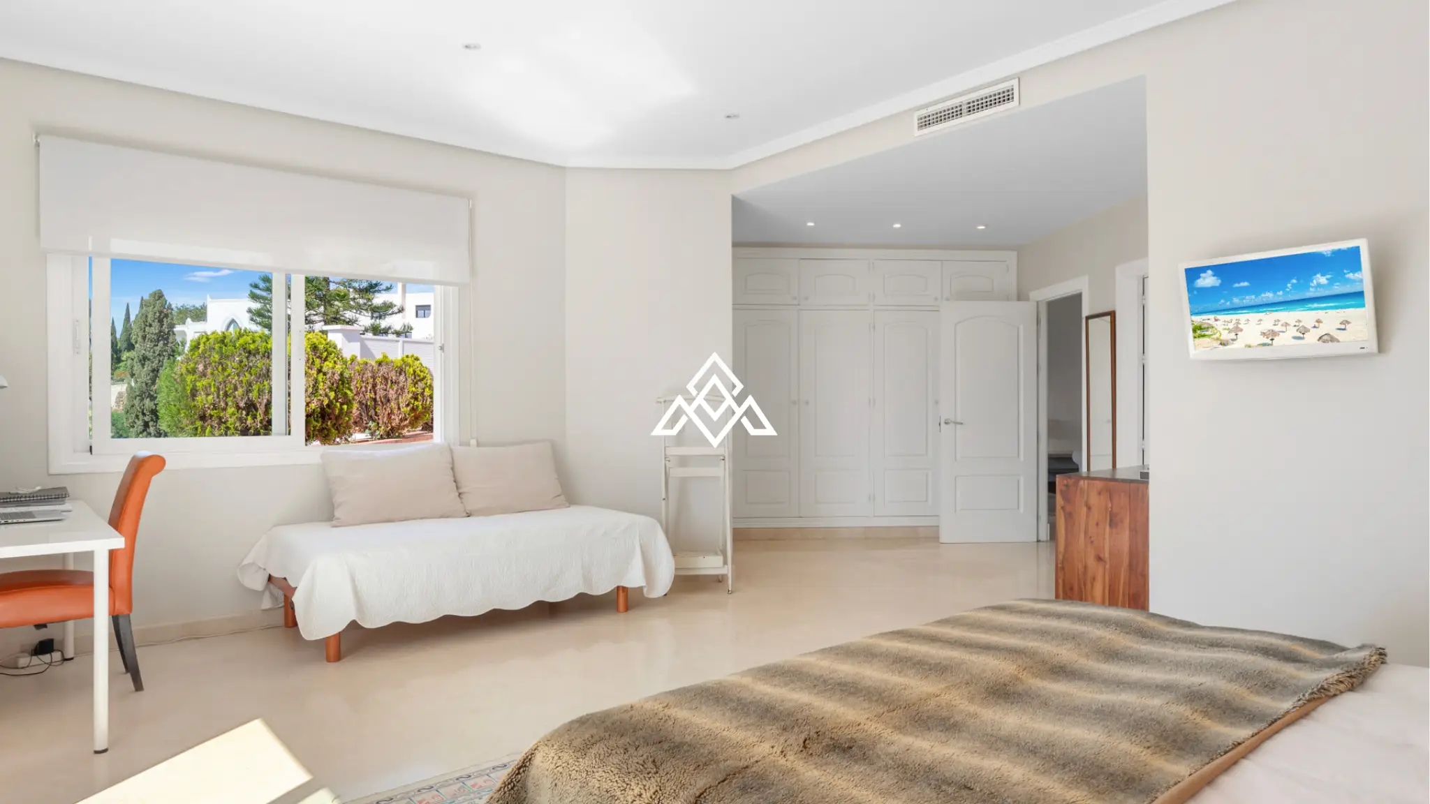 Paraiso Alto villa with sea views and Andalusian design in Benahavís