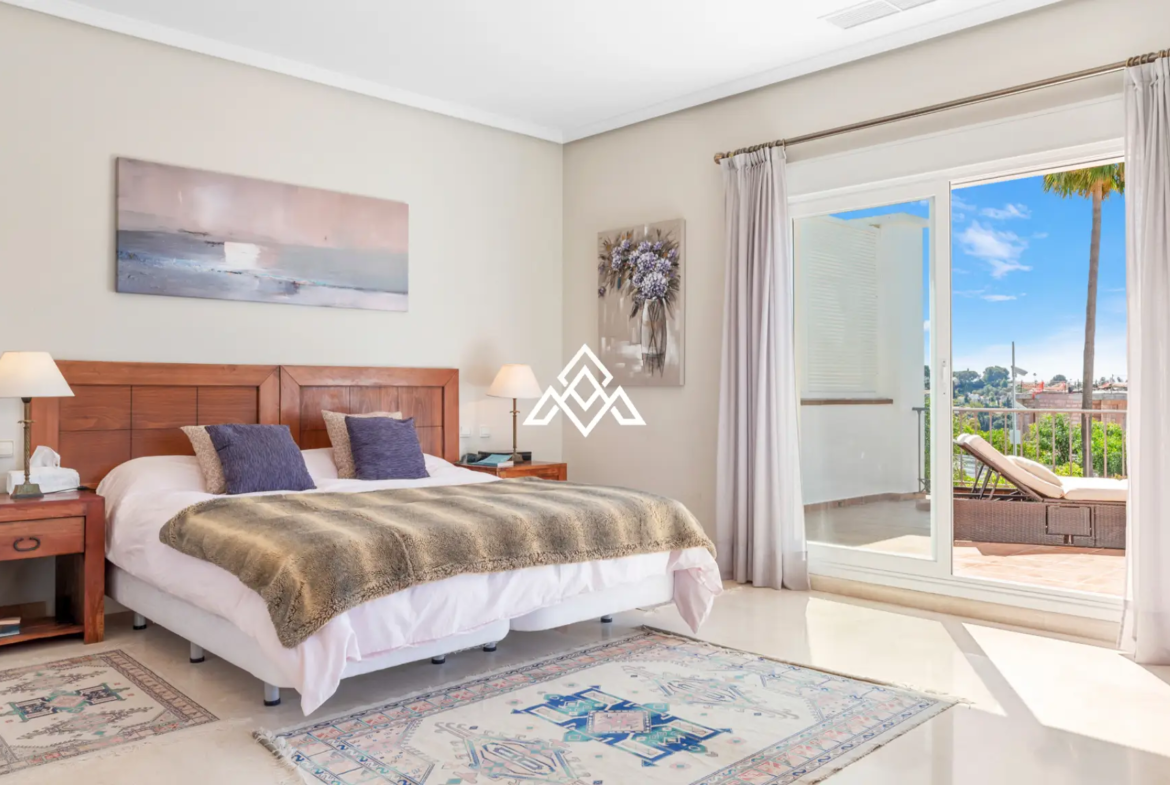 Paraiso Alto villa with sea views and Andalusian design in Benahavís