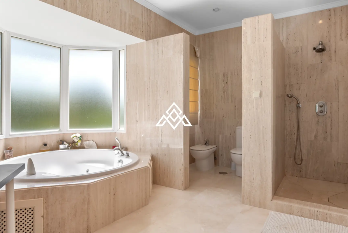 Paraiso Alto villa with sea views and Andalusian design in Benahavís