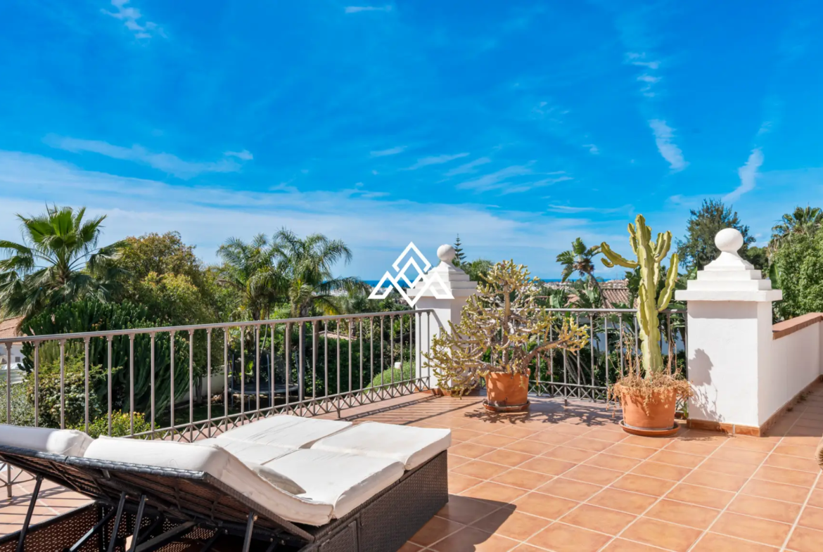 Paraiso Alto villa with sea views and Andalusian design in Benahavís