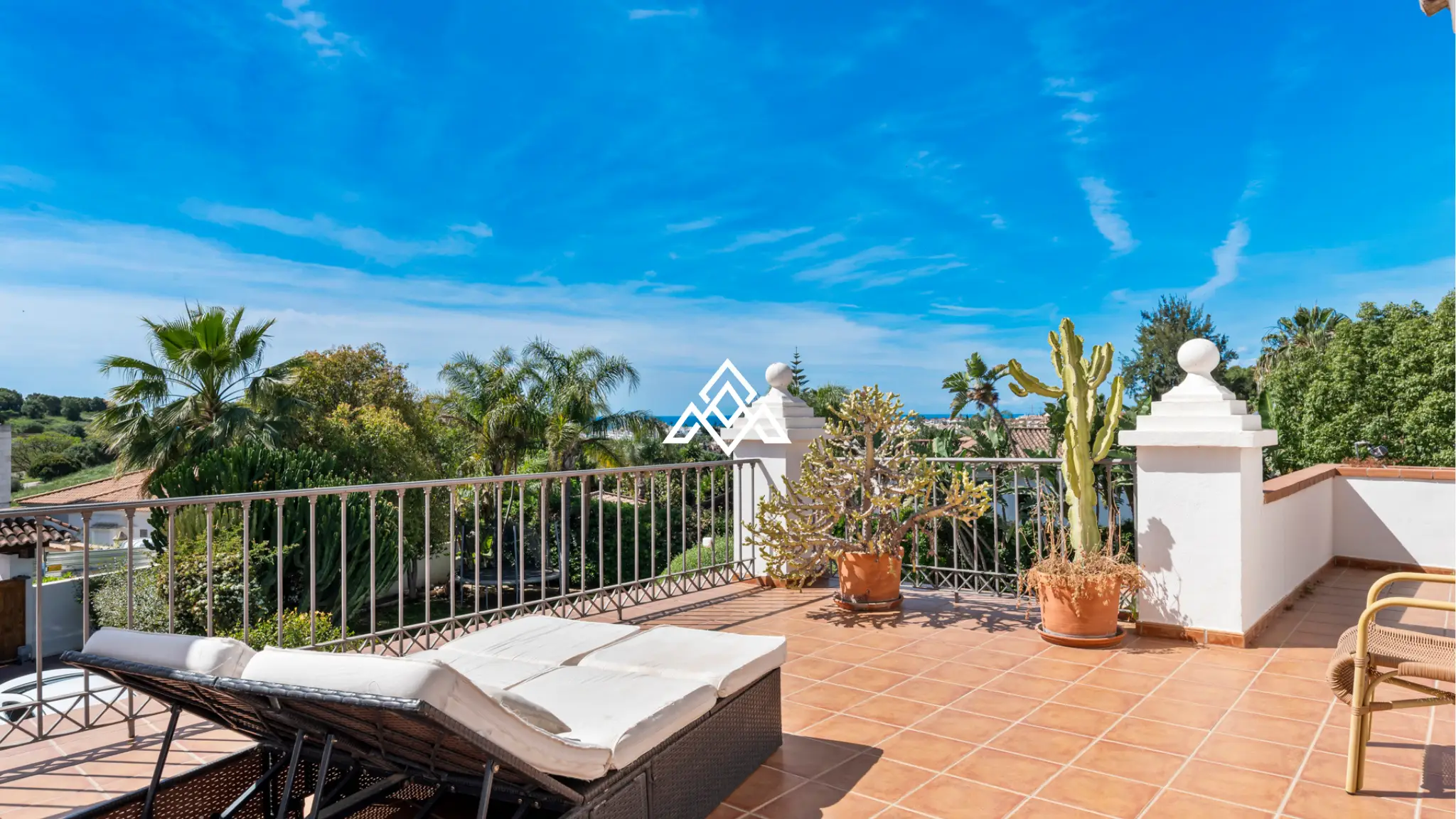 Paraiso Alto villa with sea views and Andalusian design in Benahavís
