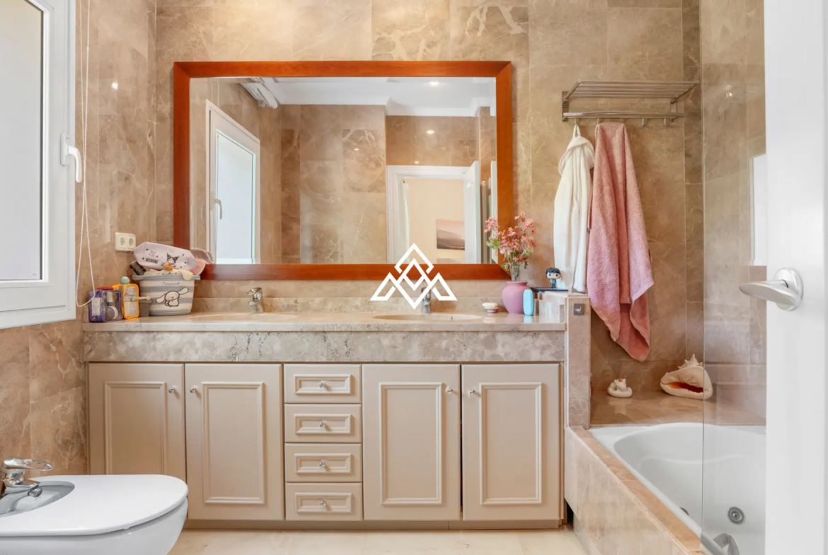 Paraiso Alto villa with sea views and Andalusian design in Benahavís