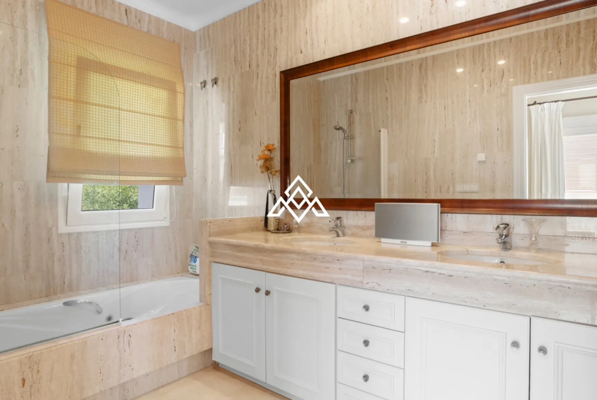 Paraiso Alto villa with sea views and Andalusian design in Benahavís