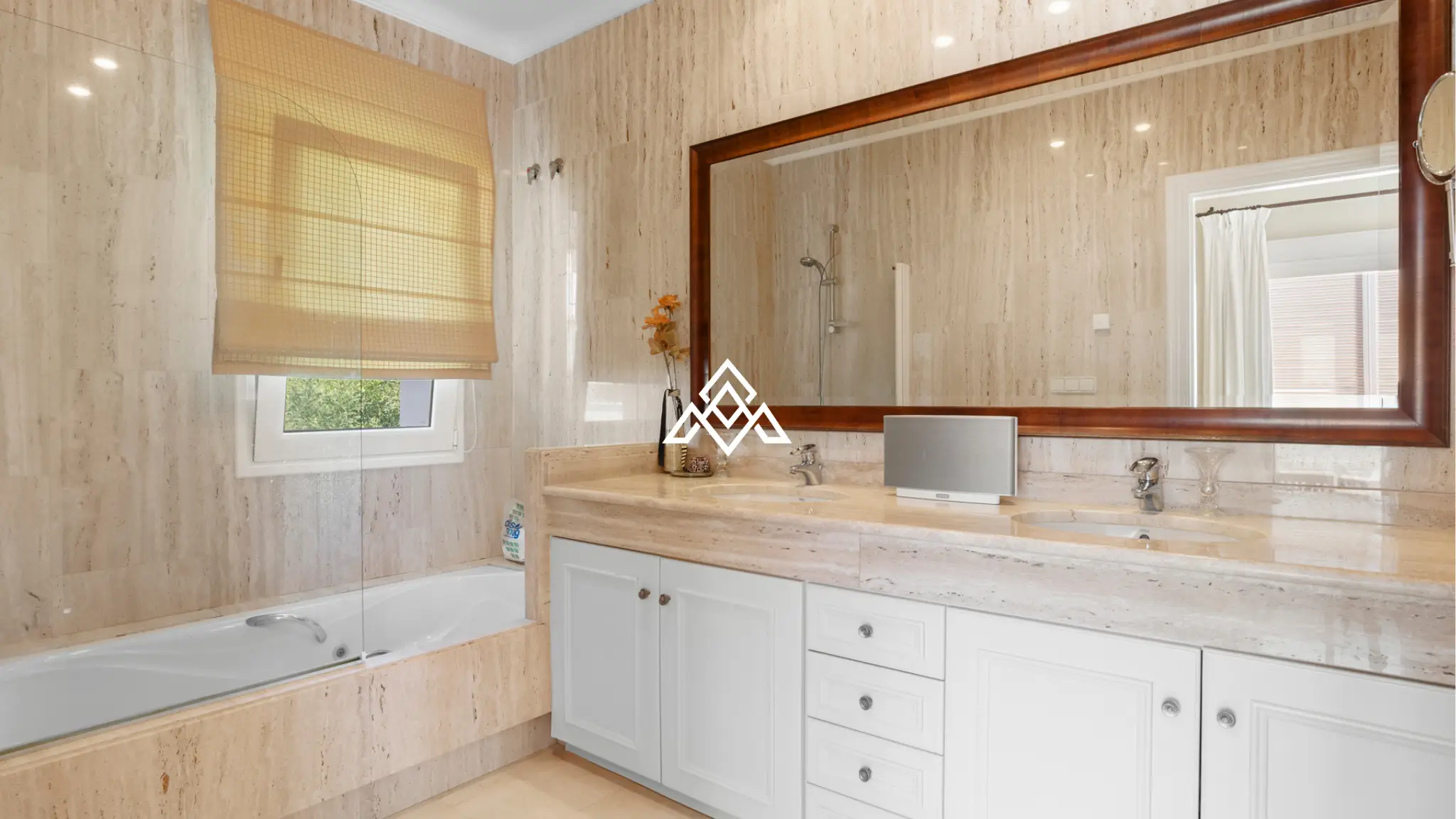 Paraiso Alto villa with sea views and Andalusian design in Benahavís
