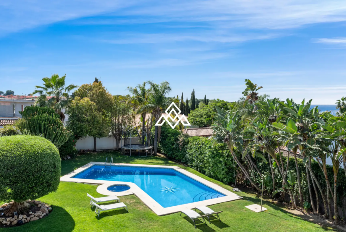 Paraiso Alto villa with sea views and Andalusian design in Benahavís