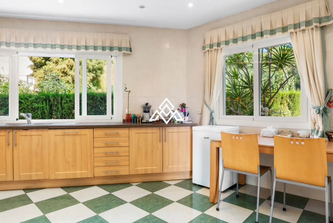 Paraiso Alto villa with sea views and Andalusian design in Benahavís
