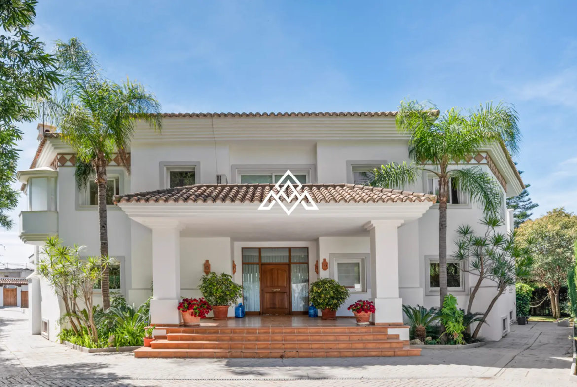 Paraiso Alto villa with sea views and Andalusian design in Benahavís