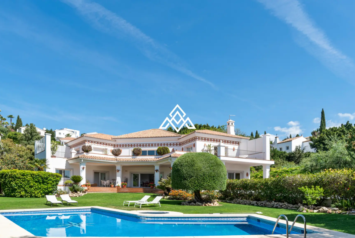 Paraiso Alto villa with sea views and Andalusian design in Benahavís