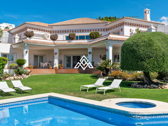 Paraiso Alto villa with sea views and Andalusian design in Benahavís