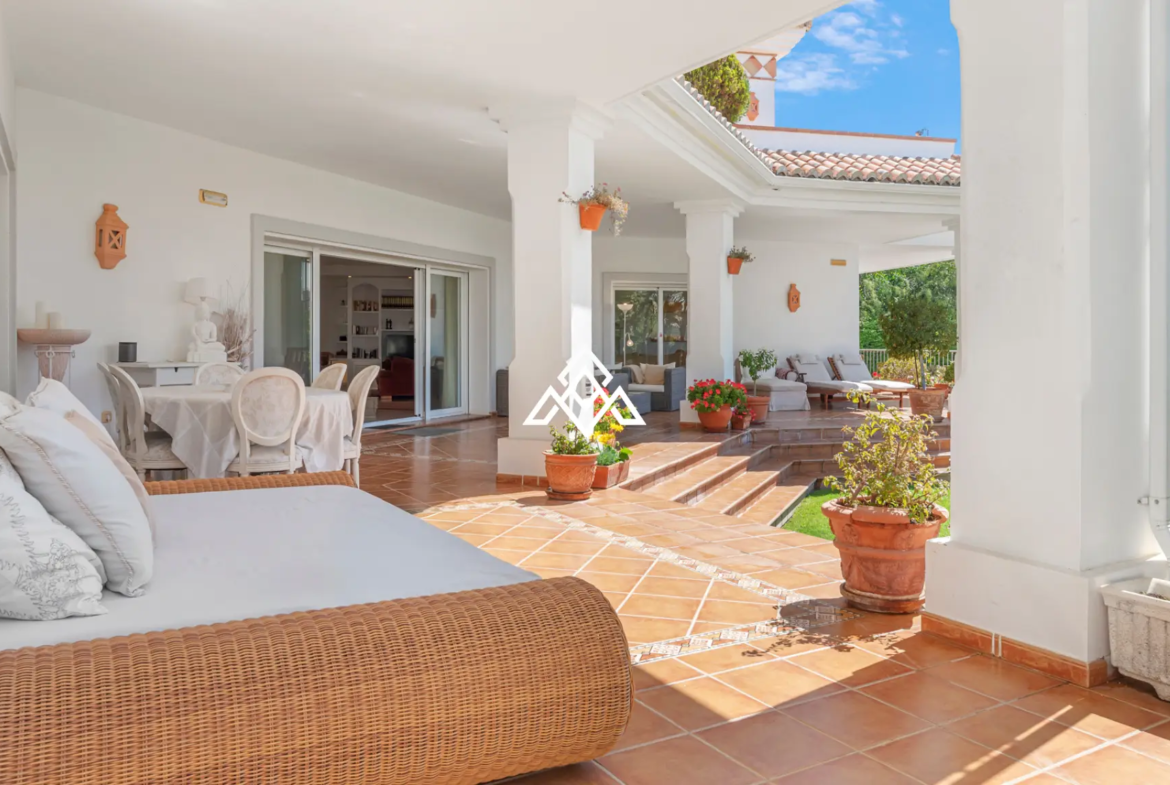 Paraiso Alto villa with sea views and Andalusian design in Benahavís