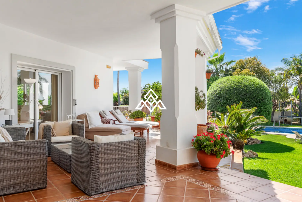 Paraiso Alto villa with sea views and Andalusian design in Benahavís