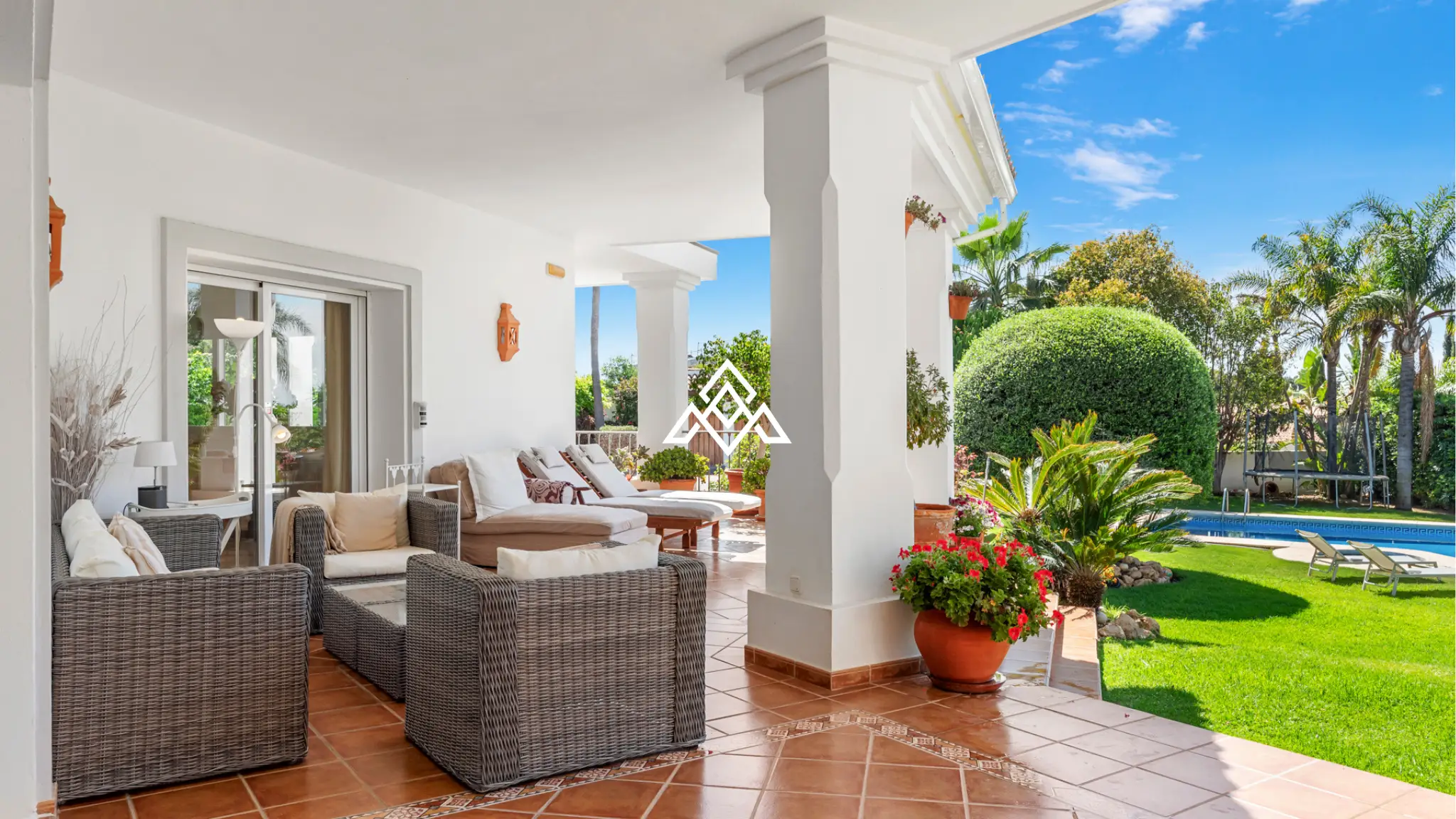 Paraiso Alto villa with sea views and Andalusian design in Benahavís