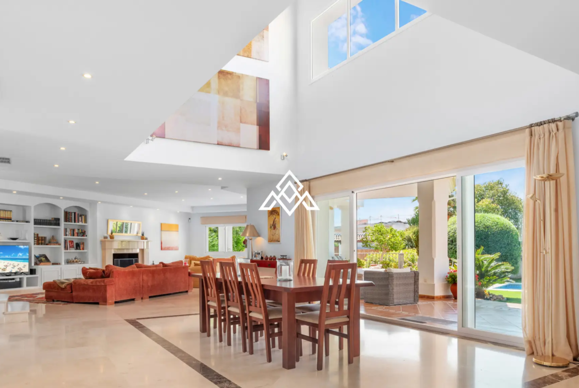 Paraiso Alto villa with sea views and Andalusian design in Benahavís