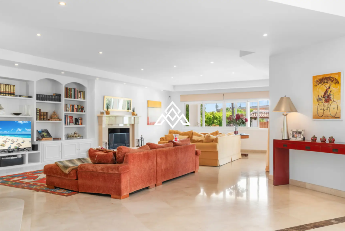 Paraiso Alto villa with sea views and Andalusian design in Benahavís