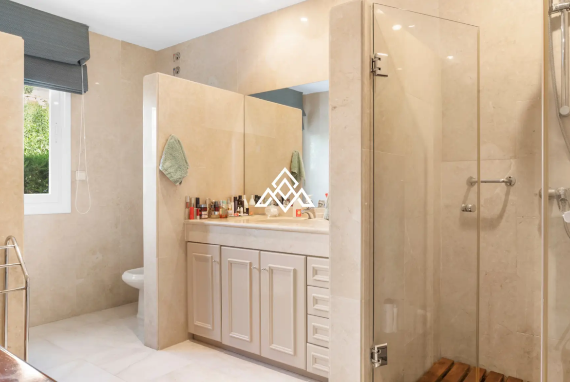 Paraiso Alto villa with sea views and Andalusian design in Benahavís