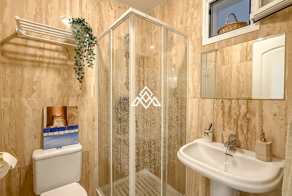 Elviria apartment with large terrace and garden area in Marbella