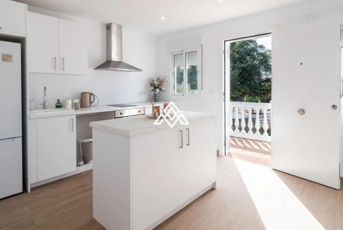 Elviria villa with guest apartments and sea views in Marbella