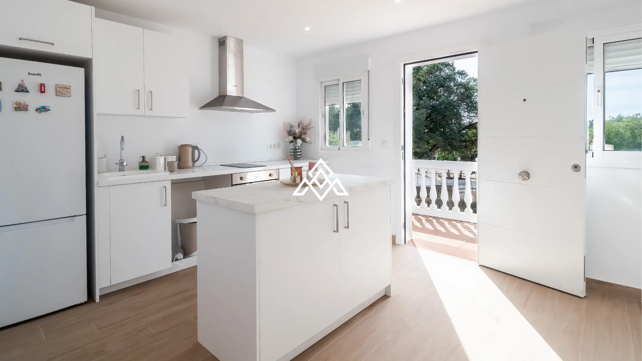 Elviria villa with guest apartments and sea views in Marbella