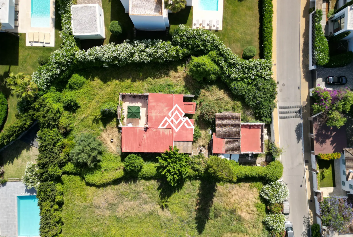 Detached El Paraiso Villa on a large plot near the beach in Estepona. Excellent Spain real estate investment with renovation potential.