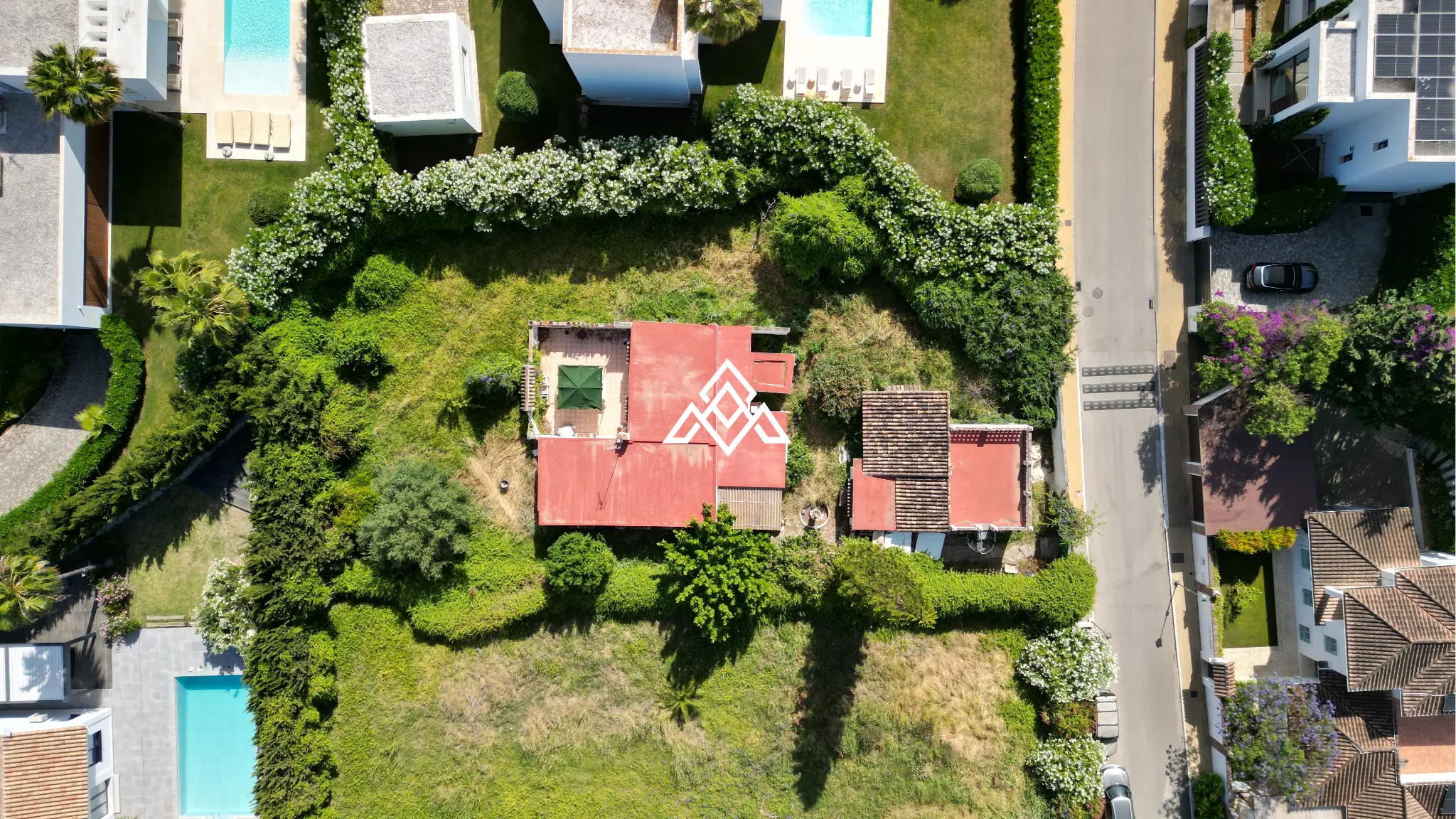 Detached El Paraiso Villa on a large plot near the beach in Estepona. Excellent Spain real estate investment with renovation potential.