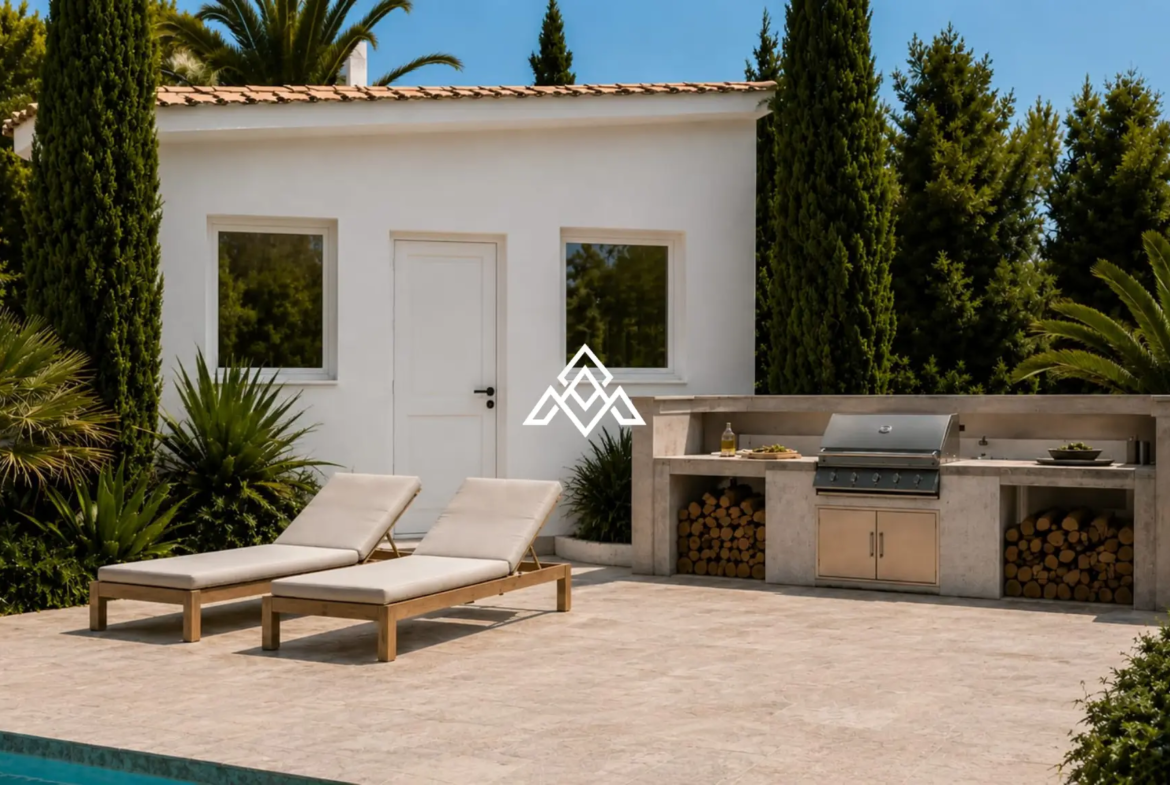 Elviria villa with guest apartments and sea views in Marbella