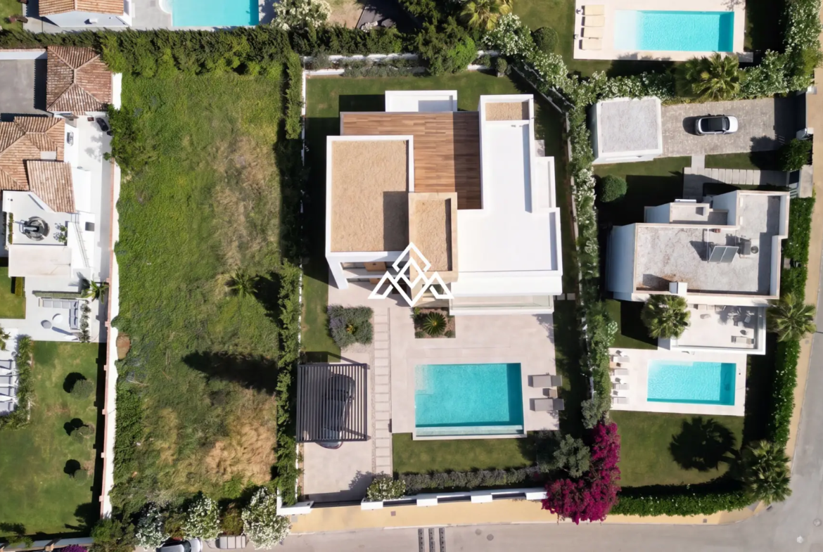 Detached El Paraiso Villa on a large plot near the beach in Estepona. Excellent Spain real estate investment with renovation potential.