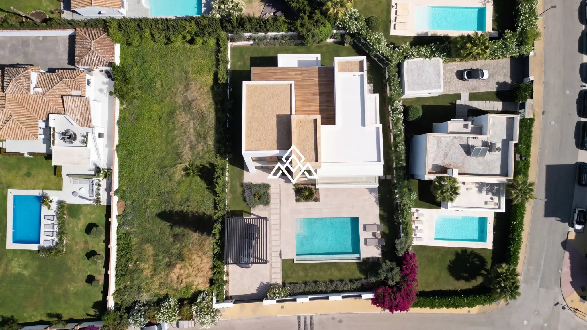 Detached El Paraiso Villa on a large plot near the beach in Estepona. Excellent Spain real estate investment with renovation potential.