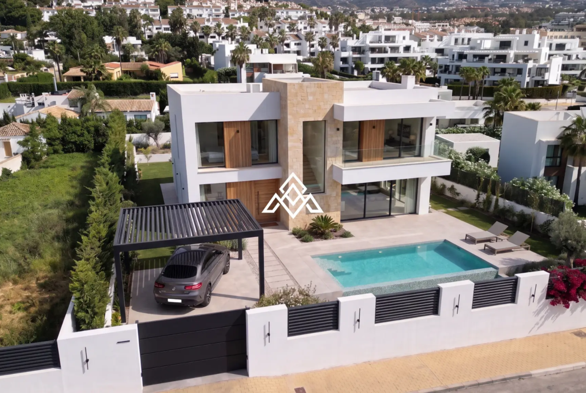 Detached El Paraiso Villa on a large plot near the beach in Estepona. Excellent Spain real estate investment with renovation potential.