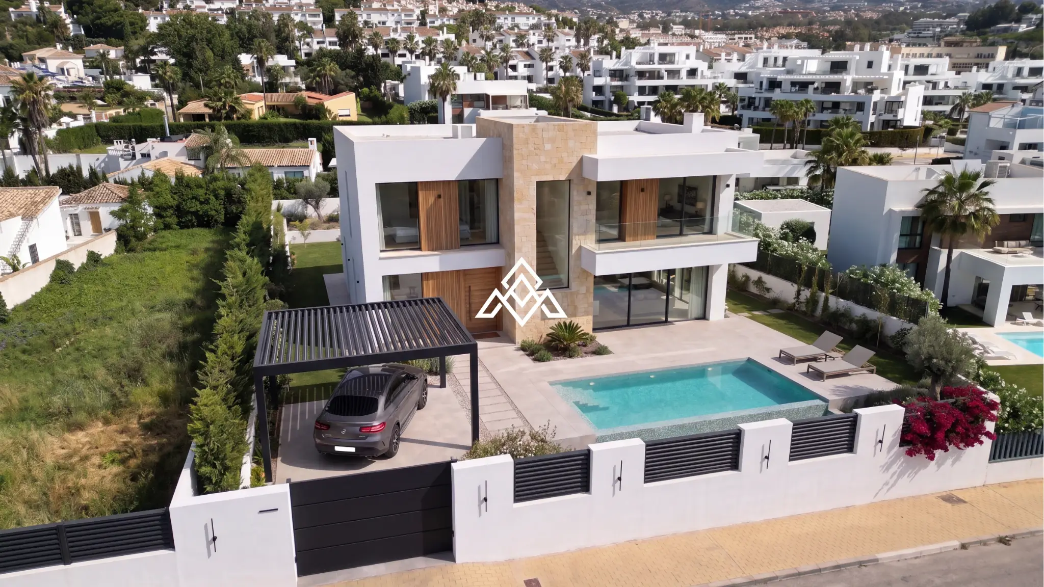 Detached El Paraiso Villa on a large plot near the beach in Estepona. Excellent Spain real estate investment with renovation potential.