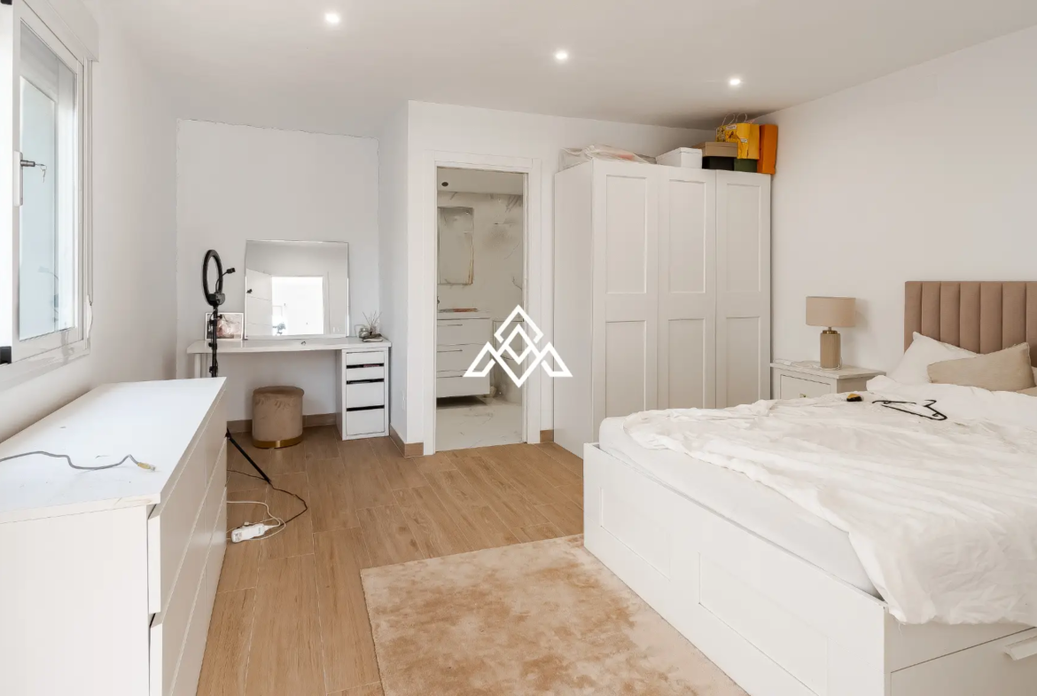 Elviria villa with guest apartments and sea views in Marbella