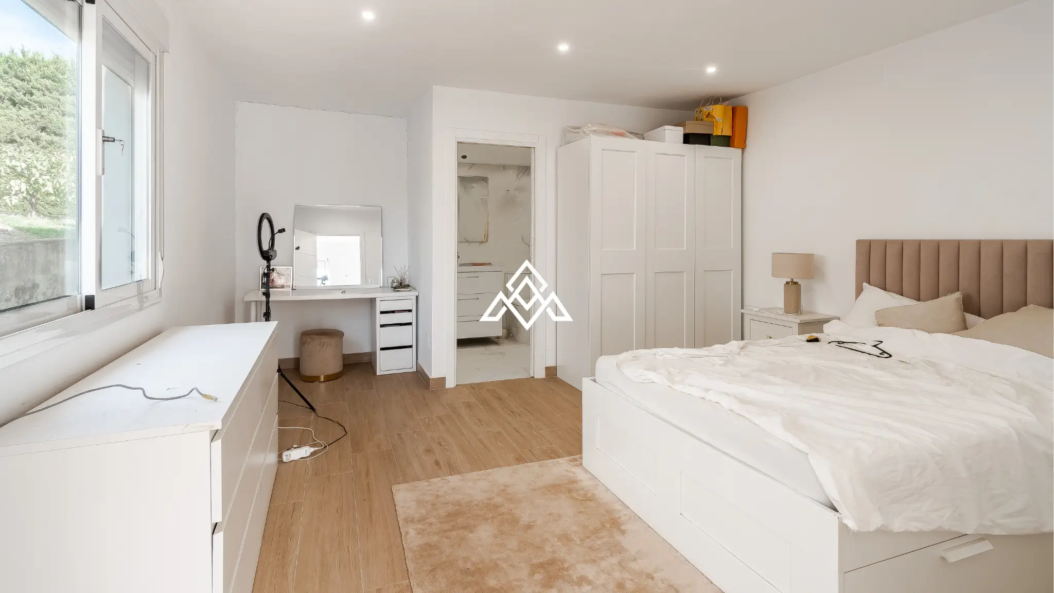 Elviria villa with guest apartments and sea views in Marbella